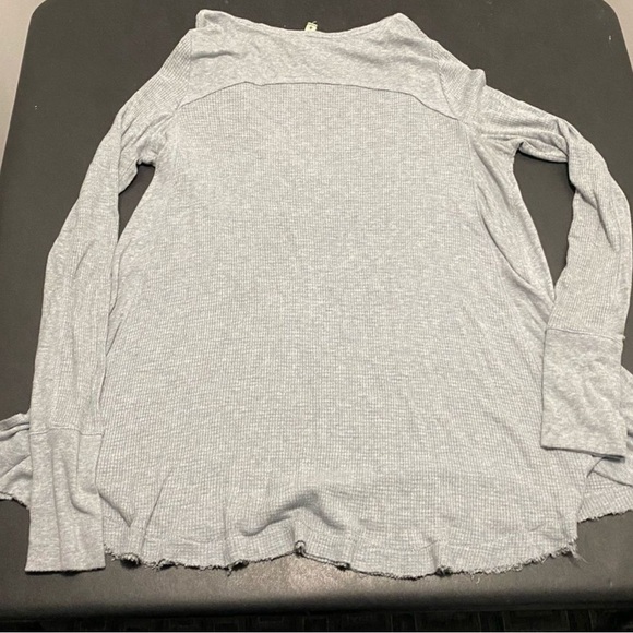 FREE PEOPLE WE THE FREE Long Sleeve Raw Hem Loose Fit Gray
Henley - Picture 2 of 6